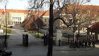 Zugangsbereich zu militärischer Liegenschaft mit zwei französischen Flaggen