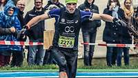 Ein Soldat springt mit Sportkleidung ins Wasser.