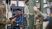 Ein Soldat vor einer Anlage, eingebaut in einen Container.