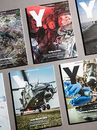 Verschiedene Ausgaben des Y-Magazins nebeneinander