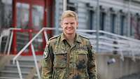 Oberleutnant Manuel#de Braun vor einem Gebäude.