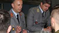 Ein Soldat spricht mit anderen Soldaten 