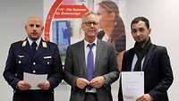 Hauptfeldwebel Michael Czarkowski, Gregor Lange, der Polizeipräsident der Stadt Dortmund, und Ali Riza Catak bei der Ehrung.