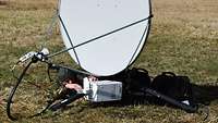 Ein Soldat baut eine Antenne auf.
