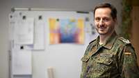Porträtbild eines stattlichen Mannes in Uniform, Anfang 50, braune Haare, Drei-Tage-Bart