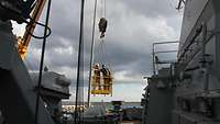 Zwei Soldaten der Marine reinigen eine Stabantenne