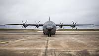 Eine auf dem Flugplatz geparkte C130J 