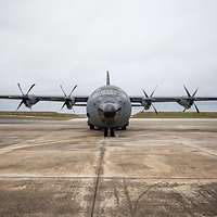Eine auf dem Flugplatz geparkte C130J 