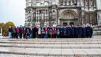 Gruppenbild vor der Évreux Cathedral.