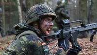 Soldat im Gewehr im Feuerkampf.