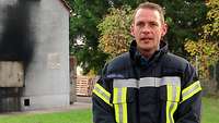 Ein Mann in Feuerwehrkleidung im Porträt