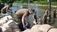 Hochwasserhilfe am Standort Magdeburg Einsatz der Bundeswehr beim Hochwasser in Sachsen-Anhalt