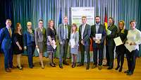 Gruppenbild. Geschafft! Zehn Beamte aus dem Geschäftsbereich BMVg erhielten an diesem Tag ihre Masterurkunde.