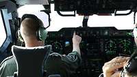 Pilot geht eine Checkliste durch Ein Pilot im Cockpit des A400M.