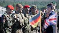 Deutsche und britische Soldaten Bundesministerin der Verteidigung und der britische Verteidigungsminister unterhalten mit deutschen und britischen Soldaten