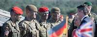 Deutsche und britische Soldaten Bundesministerin der Verteidigung und der britische Verteidigungsminister unterhalten mit deutschen und britischen Soldaten