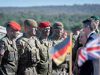 Deutsche und britische Soldaten Bundesministerin der Verteidigung und der britische Verteidigungsminister unterhalten mit deutschen und britischen Soldaten