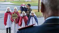 Die Soldaten werden mit dem Sternsingerlied begrüßt