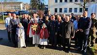 Gruppenbild mit Sternsinger, Soldaten und Militärdekan Kramer