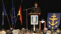 Ein Marinesoldat steht hinter einem Rednerpult