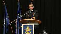 Ein Marinesoldat steht hinter einem Rednerpult