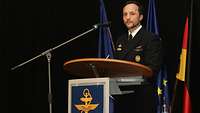 Ein Marinesoldat steht hinter einem Rednerpult