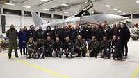 Die Gäste haben sich fürs Gruppenfoto vor dem Eurofighter aufgestellt