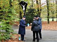 Auch Offiziersanwärter engagierten sich für die Spendenaktion Passanten am Waldfriedhof stecken Geld in die Sammelbüchse eines Soldaten.