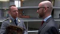 Tauber im Gespräch mit einem Soldaten