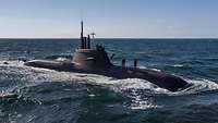 Ein U-Boot der Klasse 212A fährt aufgetaucht an der Wasseroberfläche