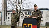Oberstleutnant Schmidbauer verabschiedet sich von seiner Staffel. Neben ihm steht sein Nachfolger, Major Gruber.
