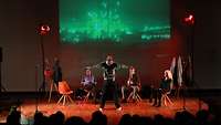 Die Theatergruppe Axensprung aus Hamburg zeigt an der Führungsakademie der Bundeswehr ihr Stück Kampfeinsatz.