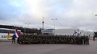 Eine Gruppe von Soldaten ist zum Abschlussfoto angetreten