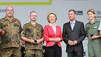 Ursula von der Leyen und die ersten Trägerinnen und Träger des Veteranenabzeichens