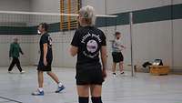 Eine Spielerin vom Team „pritsch perfect“ von hinten, mit dem Namen und Logo ihres Teams auf der Rückseite des Trikots.
