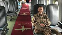 Roll sitzt in Uniform in einem Rosinenbomber