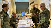 Der Zugführer des 1. Zug der 3. Staffel erläutert General Zorn die Vorbereitungen der Staffel im Rahmen der EUBG.