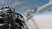 Blick aus dem Cockpit eines Tornado Kampfflugzeugs, der gerade in der Luft betankt wird. 