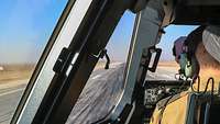 Ein Soldat sitzt im Cockpit