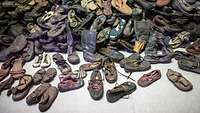 Viele abgetragene Schuhe liegen auf einem Haufen