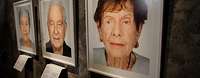 Ausstellung "Survivors - Faces of life after the Holocaust" Drei Porträtfotografien von älteren Menschen hängen nebeneinander an der Wand