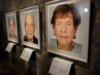 Drei Porträtfotografien von älteren Menschen hängen nebeneinander an der Wand