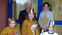 Die Sternsinger zusammen mit Oberregierungsrätin Ingrid May und Pfarrhelfer Manfred Köhn