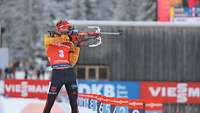 Profilaufnahme eines Biathlonsportlers am Schießstand, Stehendanschlag.