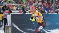 Biathletin in Nahaufnahme.
