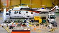 Cockpit- und Wartungscrew einer Cougar AS532 legen sich zur Tetris-Challenge hin