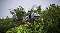 Soldaten seilen sich mit Hund aus einem Hubschrauber ab