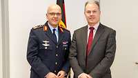 Der Director General der Military Airworthiness Authority, Air Vice-Marshal Steve Shell, mit Generalmajor Günter Katz