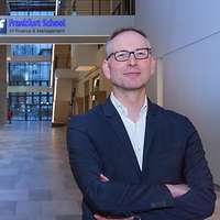 Präsident Stieglitz im Foyer der Frankfurt School