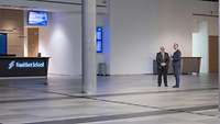 Andonians und Stieglitz im Foyer der Frankfurt School